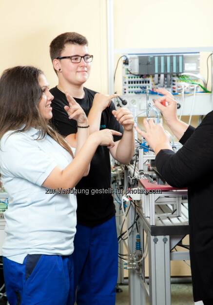 Mehr als 2.000 Fachbegriffe in Gebärdensprache übersetzt : Siemens Österreich hat im Rahmen des Staatspreises „Beste Lehrbetriebe – Fit for Future“ den Sonderpreis „Diversity: Zeichen setzen – Vielfalt nutzen“ vom bmwfw für herausragende Leistungen in besonderen Bereichen der Lehrlingsausbildung erhalten : Berufsausbildung für gehörlose Jugendliche österreichweit einzigartig : © Siemens Aktiengesellschaft Österreich, © Aussendung (22.10.2015)