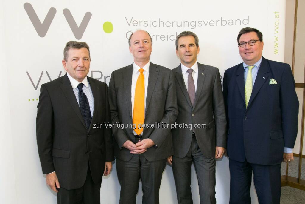 Ernst Geiger (Abteilungsleiter im Bundeskriminalamt), Othmar Thann (Direktor des KFV), Hartwig Löget (VVO-Vizepräsident), Louis Norman-Audenhove (Generalsekretär des VVO) - Verband der Versicherungsunternehmen Österreichs - Sektion Leben: Einbruch aus Tätersicht: Neues Informationsportal zum Schutz gegen Einbrecher! (Bild: VVO/APA-Fotoservice/Rastegar), © Aussender (23.10.2015) 