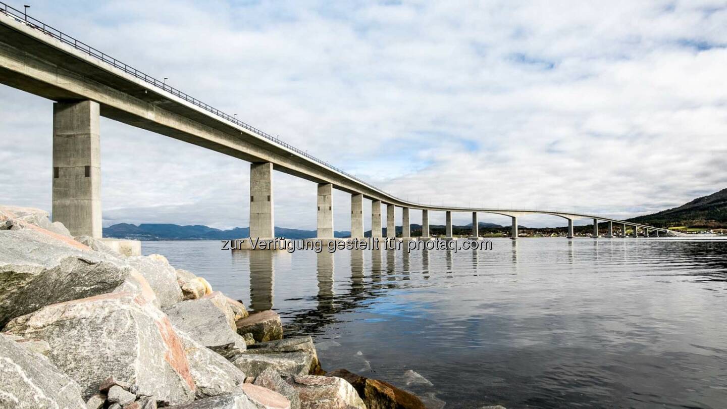 Porr: Heute wurde das erste norwegische Brückenprojekt der Porr – die Tresfjord-Brücke am Norwegischen See – offiziell eröffnet. (C) Porr AG