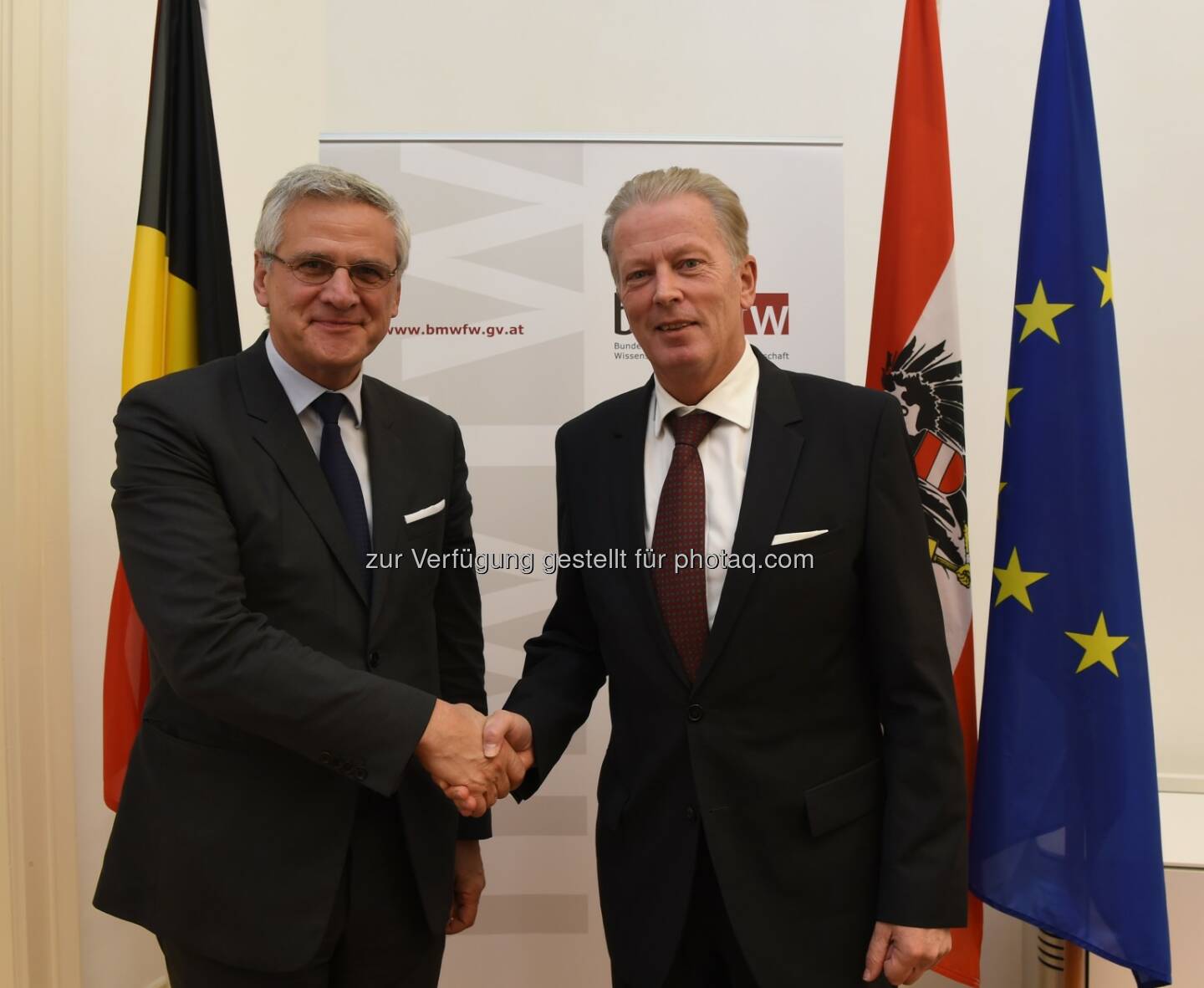 Kris Peeters (belgischen Vizepremier, Minister für Wirtschaft, Arbeit, Konsumentenschutz und Außenhandel), Reinhold Mitterlehner (Vizekanzler) : Arbeitsgespräch in Wien : Gesamteuropäische Vorgehensweise zur Bewältigung der Asyl- und Flüchtlingsthematik notwendig : Schutz der EU-Außengrenzen : Fotocredit: bmwfw/Hartl