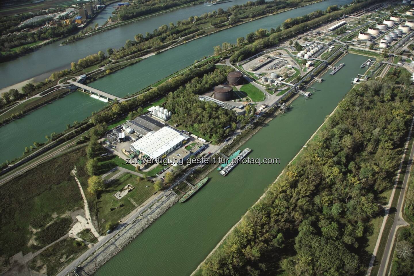 Ölhafen Lobau in Wien : Lukoil stärkt Standort in Wien : Der russische Öl- und Gaskonzern Lukoil verlegt die Holding der Lukoil Lubricants International Gruppe von Amsterdam nach Wien : Fotocredit: Lukoil Lubricants Europe Oy/Harich