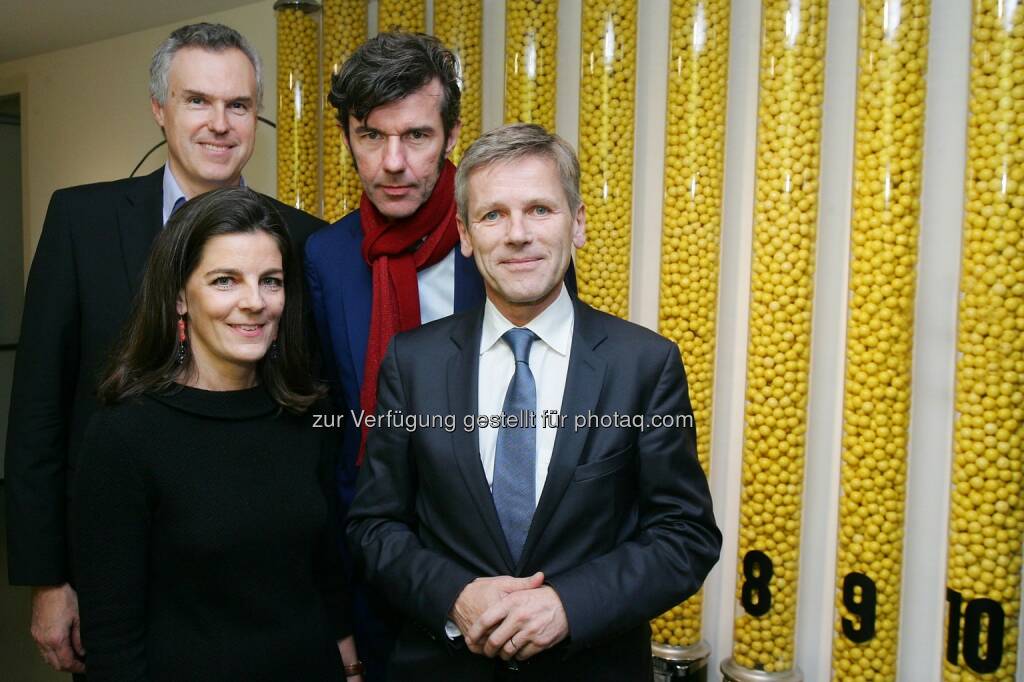 Christoph Thun-Hohenstein (Dir. MAK), Kathrin Pokorny-Nagel (Kuratorin), Stefan Sagmeister (Künstler), Josef Ostermayer (BM für Kunst und Kultur, Verfassung und Medien) : Eröffnung: „Stefan Sagmeister: The Happy Show“ : Der Großmeister des Grafikdesigns lässt im MAK an seiner Suche nach dem persönlichen Glück teilhaben : Fotocredit: MAK/APA-Fotoservice/Hautzinger, © Aussendung (28.10.2015) 