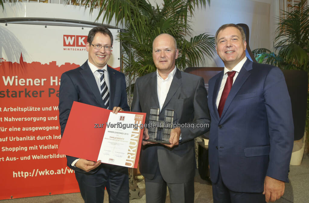 Rainer Trefelik (WHK Spartenobmann), Franz Radatz (Radatz Fleischwaren-VertriebsgesmbH),  Walter Ruck (Wirtschaftskammer-Präsident) : Wiener Handelstag im Zeichen von Strategien mit Social Media - 850 Unternehmen nahmen teil - Keynote von Armin Wolf - Familienunternehmen Radatz erhielt Handelshermes 2015 :  Fotocredit: Pictures Born/Foto Nessler, © Aussendung (29.10.2015) 