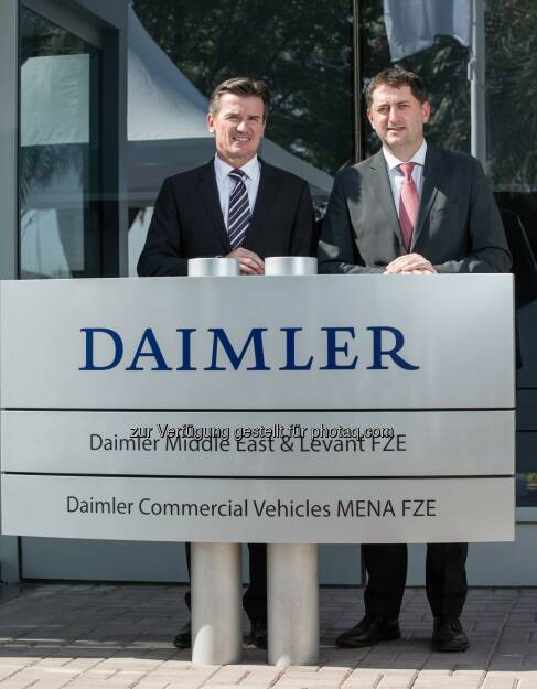 Wolfgang Bernhard (im Vorstand der Daimler AG verantwortlich für Daimler Trucks & Buses), Roland Schneider (President & CEO von Daimler Commercial Vehicles Mena) : Daimler eröffnet in Dubai erstes Regional Center für Nutzfahrzeuge : Fotocredit: Daimler AG, © Aussendung (29.10.2015) 
