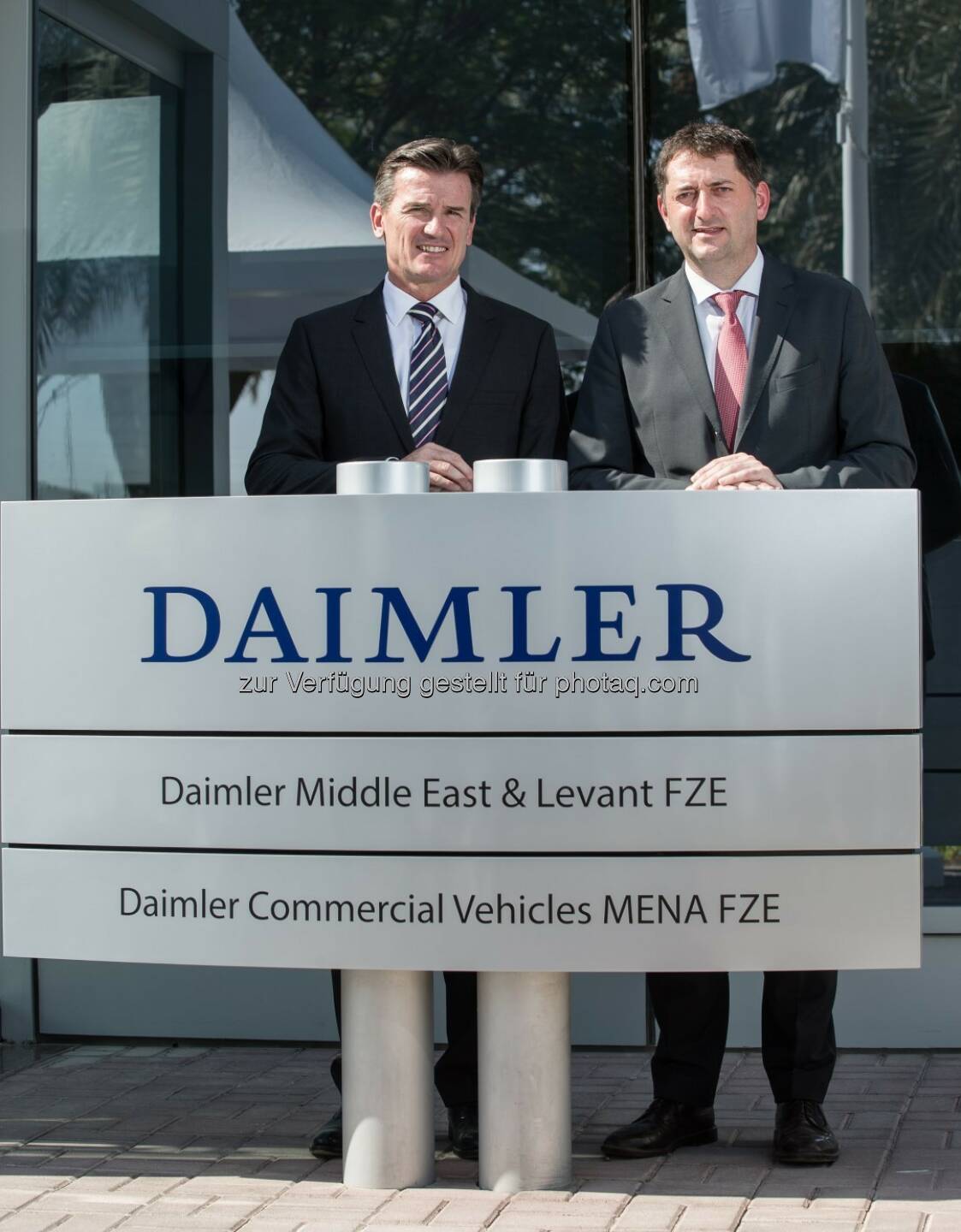 Wolfgang Bernhard (im Vorstand der Daimler AG verantwortlich für Daimler Trucks & Buses), Roland Schneider (President & CEO von Daimler Commercial Vehicles Mena) : Daimler eröffnet in Dubai erstes Regional Center für Nutzfahrzeuge : Fotocredit: Daimler AG