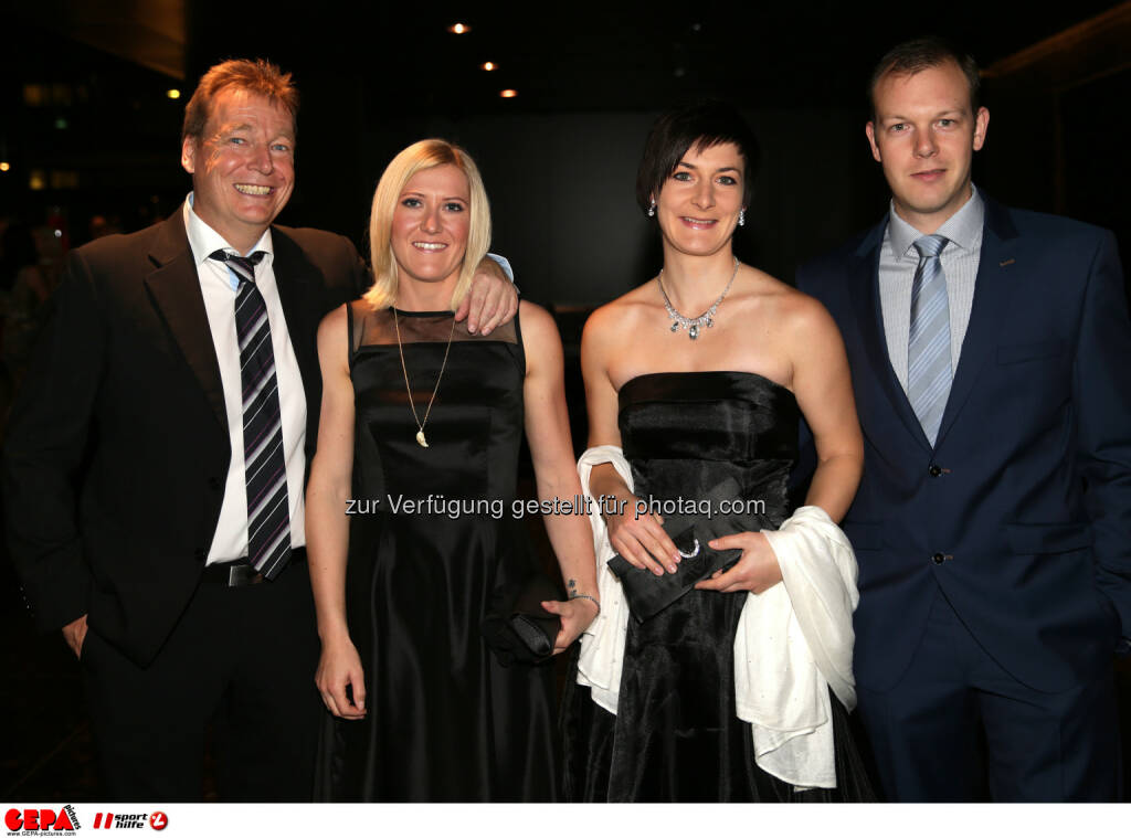 Andrea Fischbacher, Kathrin Zettel, mit Begleitung : Photo: GEPA pictures/ Walter Luger (30.10.2015) 