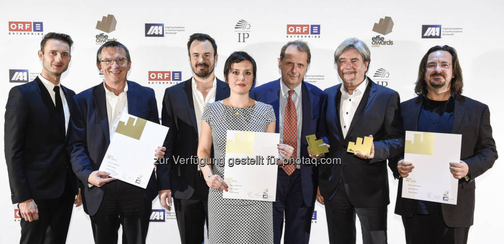 Michael Wallner (Brau Union Österreich), Andreas Stieber (Brau Union Österreich), Michael Donhofer (Starcom), Johanna Knaus (McCann), Markus Liebl (Brau Union Österreich), Christof Sigel, Dieter Pivrnec (McCann) : Gösser kracherlt in der Werbebranche: Für die Früher hätt’s das nicht gegeben! Kampagne für Österreichs erstes Bierkracherl wurde Gösser mit dem effie award in Gold, dem bedeutendsten österreichischen Werbepreis, ausgezeichnet : Fotocredit: Thomas Jantzen, © Aussendung (02.11.2015) 