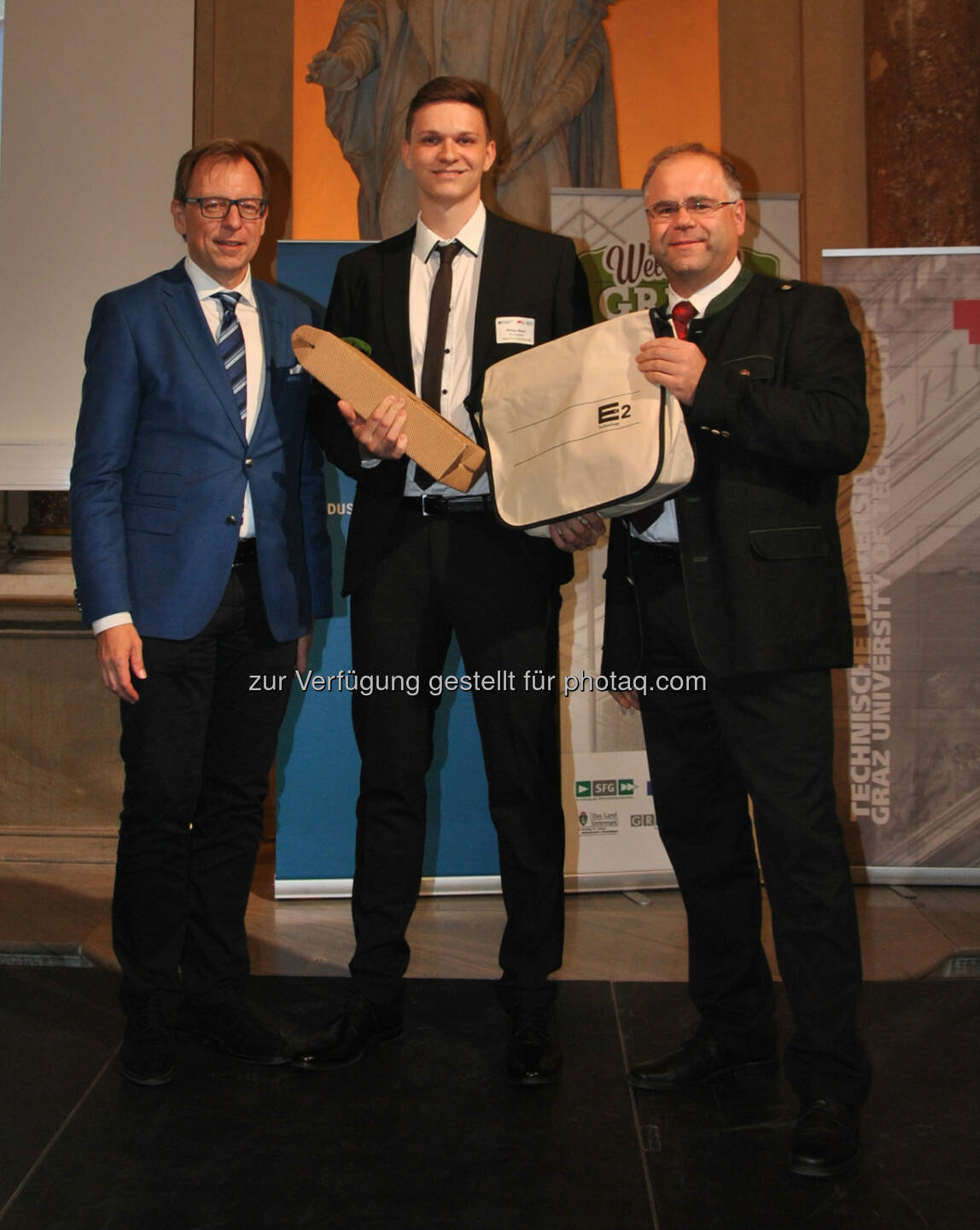 Christian Buchmann (Landesrat), Philipp Bauer (Gewinner der Green Tech Challenge 2015), Andreas Zottler (Vogel & Noot) : Studierende kreieren die Umwelttechnologien von übermorgen : Radikal neue Lösungen für Marktchancen der Zukunft erarbeiteten Studierende für steirische Umwelttechnologie-Unternehmen wie Binder+Co und Vogel & Noot :  Fotocredit: Eco World Styria
