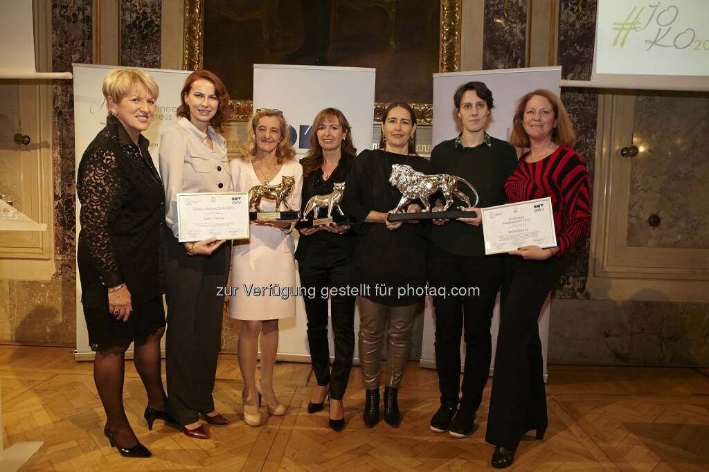 Maria Rauch-Kallat (Initiatorin des Journalistinnenkongresses), Michaela Huber (Senior Vice President OMV), Kathrin Zechner (Gewinnerin Medienlöwin in Gold), Karin Zauner (Gewinnerin Medienlöwin in Silber), Alexandra Föderl-Schmid, Beate Hausbichler, Tanja Paar (alle Gewinnerinnen Sonderpreis) : Auszeichnung für „Die dreisteste Steuerlüge“, Gold für Kathrin Zechner, die Medienlöwin in Silber bekam Karin Zauner und ein Löwe für dieStandard.at : Fotocredit: Journalistinnenkongress/APA-Fotoservice/Roßboth, © Aussendung (03.11.2015) 