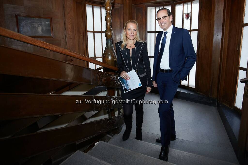 Roswitha Klein (Regionaldirektorin Hypo Vorarlberg Wien), Michael Grahammer (Vorstandsvorsitzender Hypo Vorarlberg) : Hypo Vorarlberg : Mit dem Umzug ins Zacherlhaus wird die Grundlage für weiteres Wachstum in Wien geschaffen : 
Fotocredit: Hypo Vorarlberg/APA-Fotoservice/Preiss, © Aussendung (03.11.2015) 