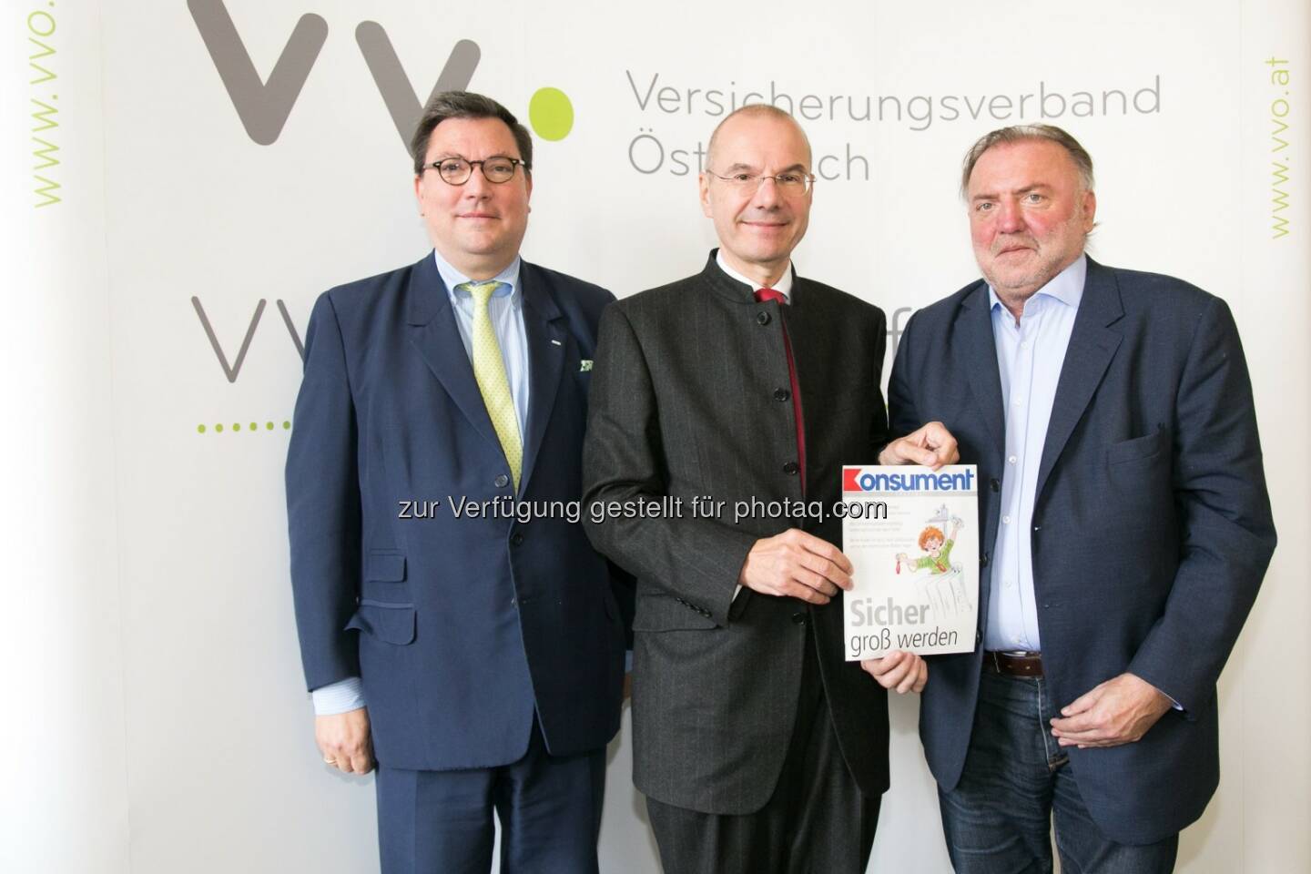 Louis Norman-Audenhove (VVO-Generalsekretär), Wolfram Littich (VVO Vize-Präsident), Josef Kubitschek (VKI-GF) : VVO Versicherungsverband Österreich und VKI Verein für Konsumenteninformation : Fortsetzung der Finanzbildungsoffensive : Sicher groß werden : Gefahren sind für Kinder allgegenwärtig, zudem können Kinder Risiken oft noch nicht richtig einschätzen und verfügen über kein Gefahrenbewusstsein : Fotocredit: VVO / APA-Fotoservice/Rastegar