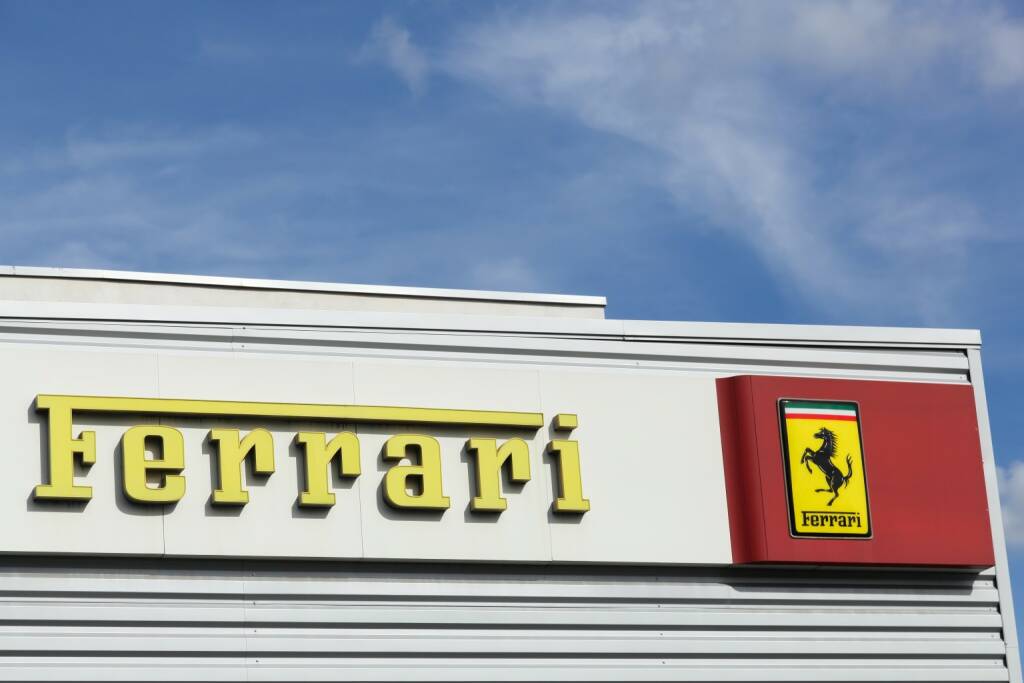 Ferarri Logo, Schriftzug <a href=http://www.shutterstock.com/gallery-2093519p1.html?cr=00&pl=edit-00>ricochet64</a> / <a href=http://www.shutterstock.com/editorial?cr=00&pl=edit-00>Shutterstock.com</a>, © www.shutterstock.com (04.11.2015) 