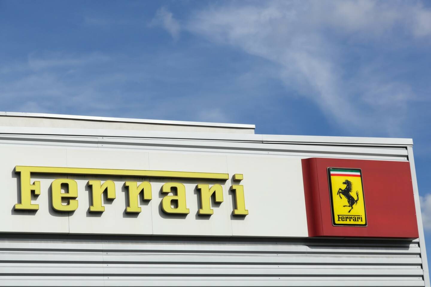 Ferarri Logo, Schriftzug <a href=http://www.shutterstock.com/gallery-2093519p1.html?cr=00&pl=edit-00>ricochet64</a> / <a href=http://www.shutterstock.com/editorial?cr=00&pl=edit-00>Shutterstock.com</a>