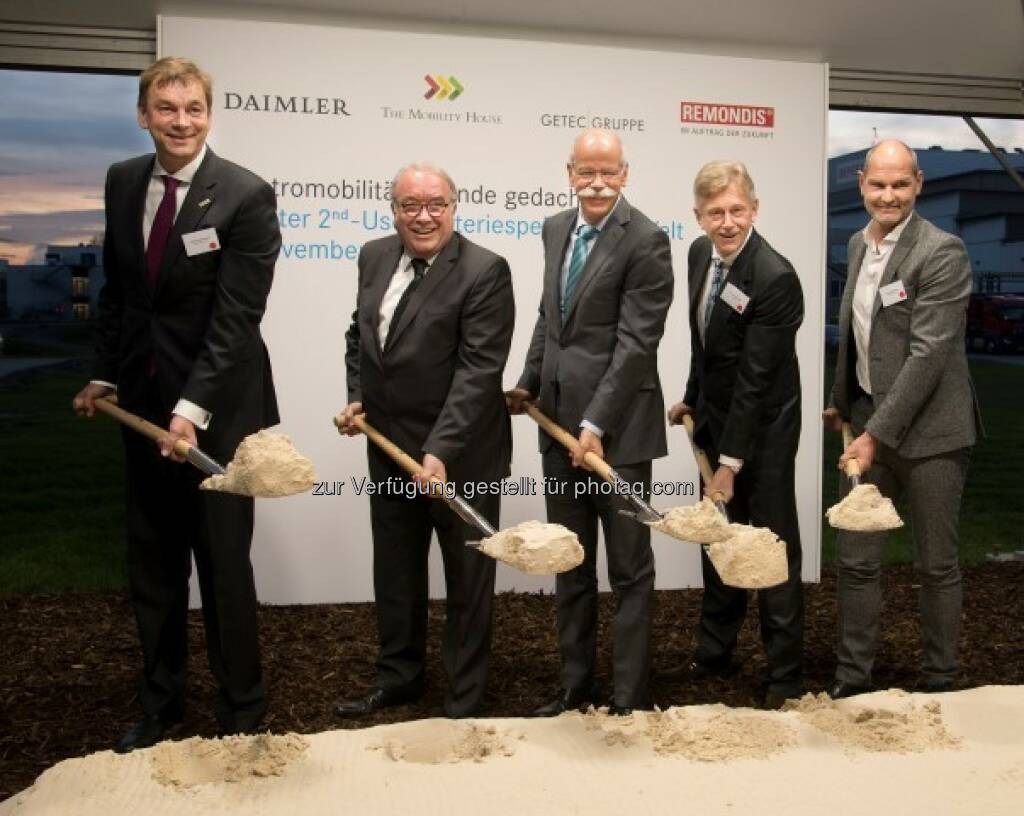 Klemens Rethmann (Rethmann Gruppe), Uwe Beckmeyer (Parl. Staatssekretär), Dieter Zetsche (CEO Daimler AG), Karl Gerhold (CEO Getec Group), Thomas Raffeiner (CEO The Mobilty House) : Spatenstich weltweit größter 2nd-use Batteriespeicher, Lünen, geht in Kürze ans Netz : Kooperation von Daimler, The Mobility House, Gete und Remondis schließt Batterie-Wertschöpfungskreislauf : Zweitverwertung elektroautomobiler Batterien verbessert Umweltbilanz und Lebenszykluskosten der E-Mobilität : © Daimler AG , © Aussendung (04.11.2015) 