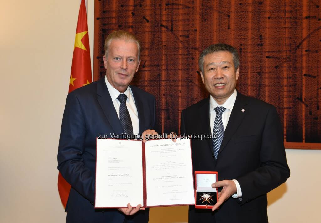 Reinhold Mittlerlehner (Vizekanzler), Ruguang Geng (Aufsichtsratsvorsitzender der Facc AG) : Verleihung des Großen Ehrenzeichen für Verdienste um die Republik Österreich an Herrn Ruguang Geng : © facc, © Aussendung (04.11.2015) 