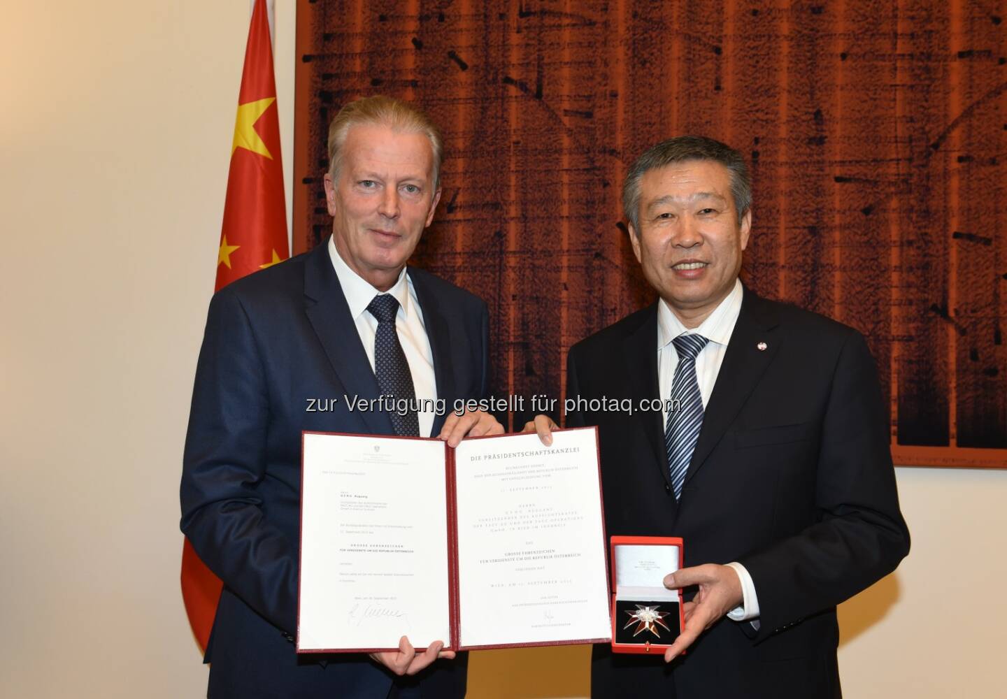 Reinhold Mittlerlehner (Vizekanzler), Ruguang Geng (Aufsichtsratsvorsitzender der Facc AG) : Verleihung des Großen Ehrenzeichen für Verdienste um die Republik Österreich an Herrn Ruguang Geng : © facc