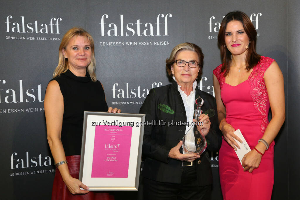 Elisabeth Kamper (GF Falstaff), Waltraud Jöbstl (Brennerin), Elke Lichtenegger (Ö3 Moderatorin) : Falstaff ehrt steirische Brennerin Waltraud Jöbstl für ihr Lebenswerk : Fotocredit: FalstaffVerlagsGmbH/APA-Fotoservice/Schedl, © Aussendung (04.11.2015) 