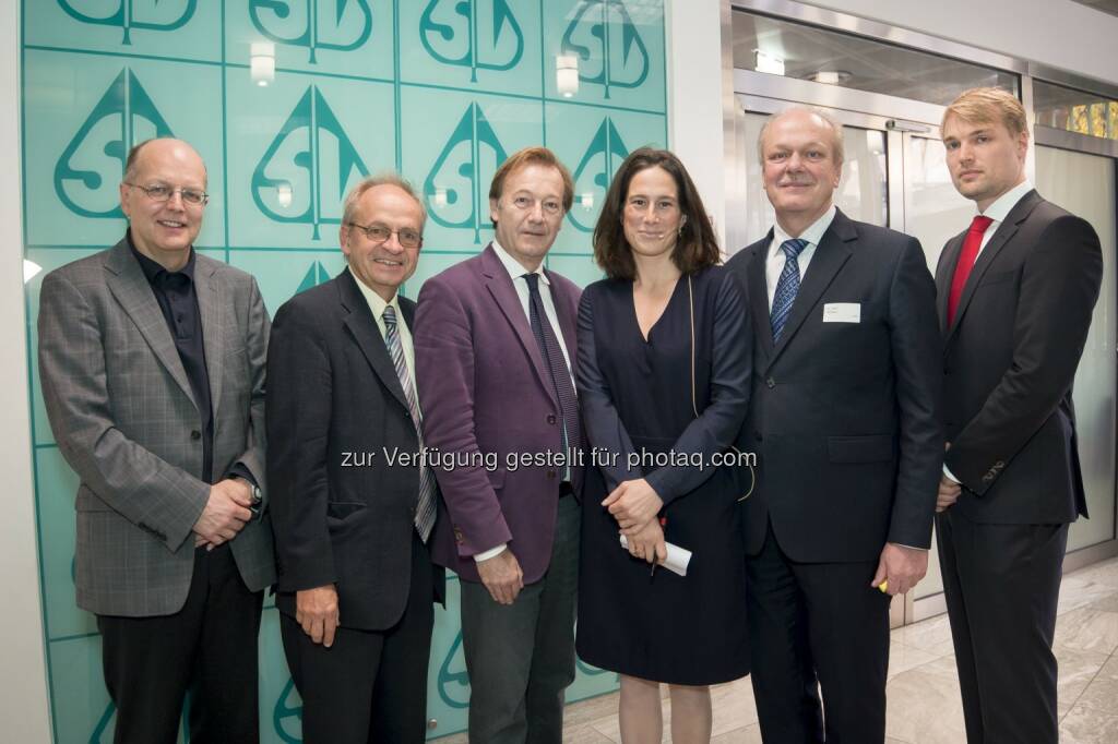 Viktor Steiner (Leiter Lehrstuhles für empirische Wirtschaftsforschung und Wirtschaftspolitik an der Freien Universität Berlin), Karl Aiginger (Leiter Österreichischen Instituts für Wirtschaftsforschung), Michael Förster (Ökonom und Chefanalyst in der Direktion für Beschäftigung, Arbeit und soziale Angelegenheiten in der Organisation für wirtschaftliche Zusammenarbeit und Entwicklung - oecd - in Paris), Rosa Lyon (Moderatorin), Josef Probst (Generaldirektor im Hauptverband der österreichischen SV-Träger), Timm Bönke (Ökonom an der Freien Universität Berlin, Lehrstuhl für öffentliche Finanzen) : 9. Sozialstaatsenquete im Hauptverband der österreichischen Sozialversicherungsträger : Wachsende Ungleichheit der Einkommen bringt neue Herausforderungen für die soziale Absicherung : Fotocredit: Hauptverband der österr. SV-Träger/APA-Fotoservice/Hörmandinger, © Aussender (04.11.2015) 