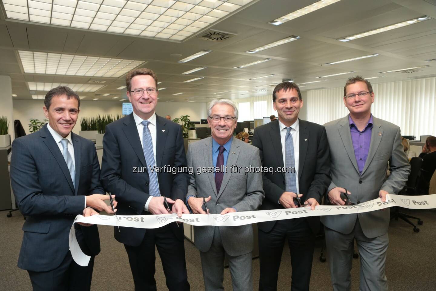 Andreas Konrad (Leiter Post-Kundenservice), Walter Hitizger (Post-Vorstand), Georg Pölzl (Post-Generaldirektor), Peter Umundum (Post-Vorstand), Georg Papai (Bezirksvorsteher Floridsdorf ) : Eröffnung des neuen Standorts des Post-Kundenservices in Wien Floridsdorf : Fotocredit: Christian Houdek