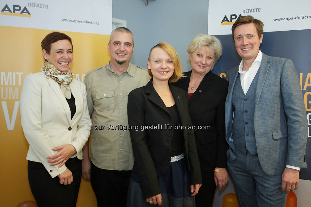 Andrea Hansal (ING-DiBa), Ritchie Pettauer (Blogger, Uni-Lektor und Online Marketing Berater), Daniela Pichler (Amnesty International Österreich), Waltraud Wiedermann (APA-DeFacto GmbH), Alexander Raffeiner (Moderator) : Social Media - mit Echtzeitmonitoring alle Ausspielkanäle im Griff : Wie behält man den Überblick? Wie erkennt man, dass ein Shitstorm im Anmarsch ist? – Antworten gab es bei einer Podiumsdiskussion im Rahmen des APA-DeFacto-BusinessBreakfast : Fotocredit: APA-Fotoservice/Preiss, © Aussender (04.11.2015) 