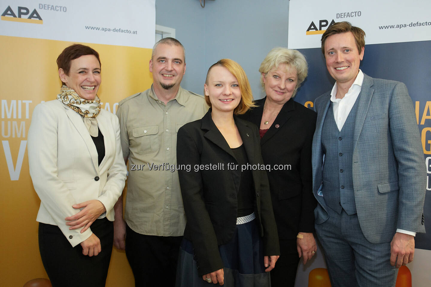 Andrea Hansal (ING-DiBa), Ritchie Pettauer (Blogger, Uni-Lektor und Online Marketing Berater), Daniela Pichler (Amnesty International Österreich), Waltraud Wiedermann (APA-DeFacto GmbH), Alexander Raffeiner (Moderator) : Social Media - mit Echtzeitmonitoring alle Ausspielkanäle im Griff : Wie behält man den Überblick? Wie erkennt man, dass ein Shitstorm im Anmarsch ist? – Antworten gab es bei einer Podiumsdiskussion im Rahmen des APA-DeFacto-BusinessBreakfast : Fotocredit: APA-Fotoservice/Preiss