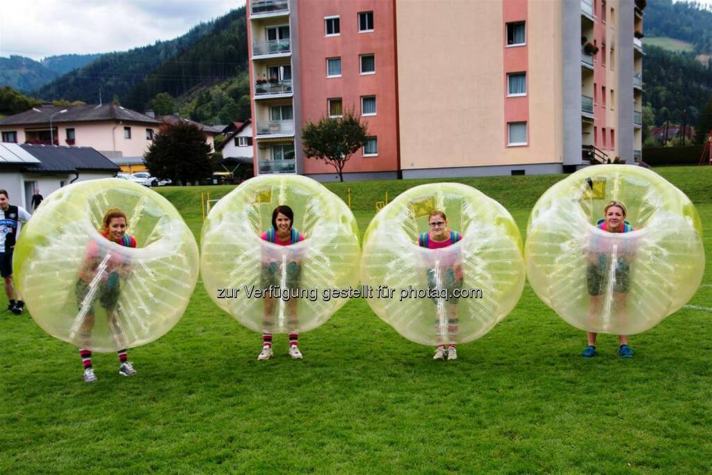 Turboschneckenbubblesoccer. Waas?
Aufmerksame Leserinnen und Leser kennen sie, unsere Turboschnecken! Die Breitenauer Mädels in Pink haben die Kollegen in diesem Jahr zum Bubblesoccer-Turnier herausgefordert. Ja, sicher ging‘s auch ums runde Leder, aber vor allem um jede Menge Spaß beim „Bumpen“ (Umschubsen, Wegschieben) …bump up the jam! 

Turbo snail bubble soccer. Whaat?
Attentive readers already know them, our turbo snails!
The Breitenau girls in pink challenged the colleagues to a bubble soccer tournament. Yes, of course it was also about kicking the ball, but most of all they had lots of fun bumping … bump up the jam!  Source: http://facebook.com/133039406833055 (05.11.2015) 