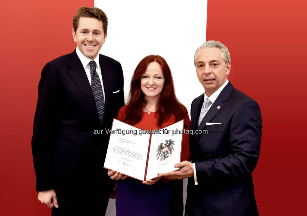 Harald Mahrer; Evelyn Mandl; Ferenc Sabo: epmedia Werbeagentur GmbH: Sabo + Mandl & Tomaschek Immobilien erhält Bundeswappen (C) BMWFW, © Aussendung (06.11.2015)