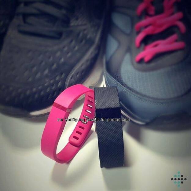 Passt ihr euren #Fitbit-Tracker an eure Laufschuhe an? Wie sieht euer liebstes #Sportoutfit aus? #fashionfit  Source: http://facebook.com/FitbitDE, © Aussendung (08.11.2015) 