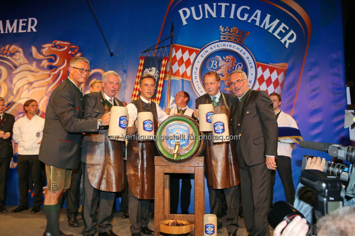 Ronald Zentner (Brau Union Österreich Verkaufsdirektor Gastronomie Region Süd), LH Hermann Schützenhöfer, Siegfried Nagl (Bürgermeister), Markus Liebl (Brau Union Österreich Generaldirektor), Andreas Werner (Braumeister) : Puntigamer Winterbieranstich : Die Brauerei Puntigam eröffnete die Saison der winterlichen Bierspezialität traditionell mit einem Festakt; dabei wurden heuer auch 20 Jahre Partnerschaft mit Sturm Graz gefeiert : Fotocredit: Brau Union Österreich/Pail