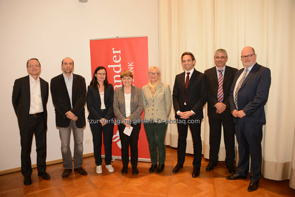 Philip List, Erste Bank Group; Christian Prantner, AK Wien; Esther Mitterstiehler, News (Moderation); Expertin, EU Kommission; Beate Blaschek, Sozialministerium; Gerald Resch, Bankenverband; Bernd Lausecker, VKI; Olaf Poenisch, Santander Consumer Bank: Bei Finanzbildung besteht in Österreich noch viel Aufholbedarf, darin waren sich Konsumentenschützer und Bankenvertreter gestern bei einer hochkarätigen Expertenrunde, die von Santander Consumer Bank gehostet wurde, einig. (C) Gregor Turecek, #Verbraucherkredit  http://bit.ly/1FN6B6B
 , © Aussender (09.11.2015) 