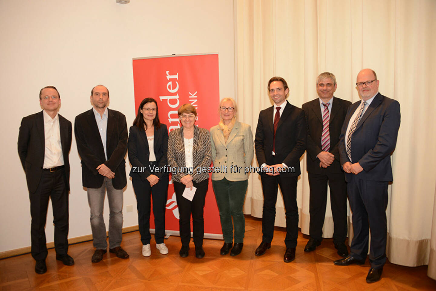 Philip List, Erste Bank Group; Christian Prantner, AK Wien; Esther Mitterstiehler, News (Moderation); Expertin, EU Kommission; Beate Blaschek, Sozialministerium; Gerald Resch, Bankenverband; Bernd Lausecker, VKI; Olaf Poenisch, Santander Consumer Bank: Bei Finanzbildung besteht in Österreich noch viel Aufholbedarf, darin waren sich Konsumentenschützer und Bankenvertreter gestern bei einer hochkarätigen Expertenrunde, die von Santander Consumer Bank gehostet wurde, einig. (C) Gregor Turecek, #Verbraucherkredit  http://bit.ly/1FN6B6B
 