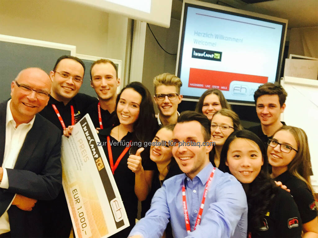 Gerald Hanisch und das Siegerteam : Rubble Master holt ersten Preis beim InnoCamp36 der FH Steyr : „Wie können mobile Apps und Social Media zum zukünftigen Geschäftserfolg der Firma Rubble Master beitragen?“ Mit dieser Aufgabenstellung ging das Projektteam von RM in die InnoCamp36 2015 und konnte sich mit ihrem Konzept gegen 10 weitere Teams durchsetzen : Fotocredit: Rubble Master, © Aussendung (09.11.2015)
