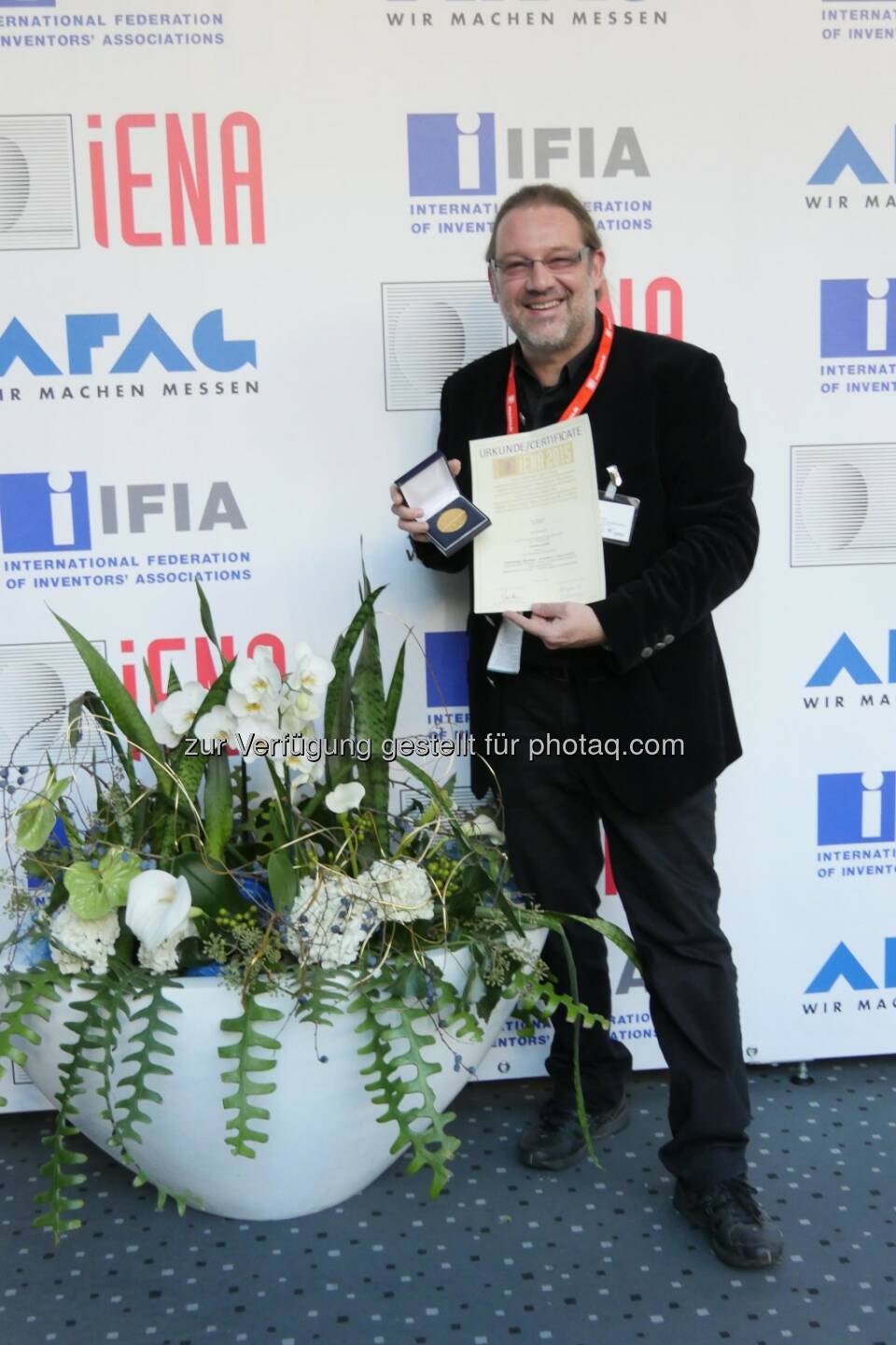 Robert Fara (Marketingleiter) : Goldmedaille für Nugenis auf der weltweit bedeutendsten Erfindermesse iENA 2015 in Nürnberg : Das Nahrungsergänzungsmittel - EBP® Epigenetic Brain Protector- ist das innovativste Produkt : Fotocredit: Fara/Zellner