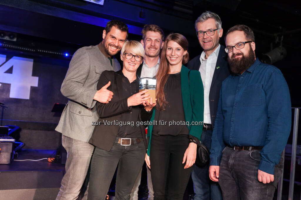 Günther Schadenbauer (vi knallgrau), Julia Hagmair (Fuchs und Freude), Andreas Denner (vi knallgrau), Marina Märzinger, Peter Heiligenbrunner (Brau Union Österreich), Markus Gahleitner (vi knallgrau) : Das alkoholfreie Bier Gösser NaturGold hat es sich zur Aufgabe gemacht, die Mittagspause der Österreicher zu retten. In dieser Mission wurden im Sommer die Wiener überrascht: Mit einer grünen Mittagspausen-Oase mitten in der Donaucity. Nun konnte Gösser die Lorbeeren für diese einfallsreiche Kampagne einheimsen : Die Kampagne wurde mit dem Vamp Award 2015 ausgezeichnet : Fotocredit: @vamp, © Aussendung (10.11.2015)