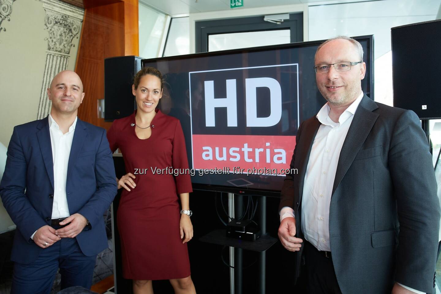 Matthias Schwankl (Head of Product Management der M7 Group), Bianca Schwarzjirg (Moderatorin), Martijn van Hout (Vice President der M7 Group und Country Manager für Österreich und Deutschland) : HD Austria startet im November eine eigene, unabhängige Satelliten-TV-Plattform als kostengünstige Alternative zur ORF Digital-Plattform : Darüber hinaus bietet die neue HD Austria-Plattform neue Streaming- und Video-on-Demand-Angebote : Fotocredit: Eviso Austria GmbH/APA-Fotoservice/Preiss