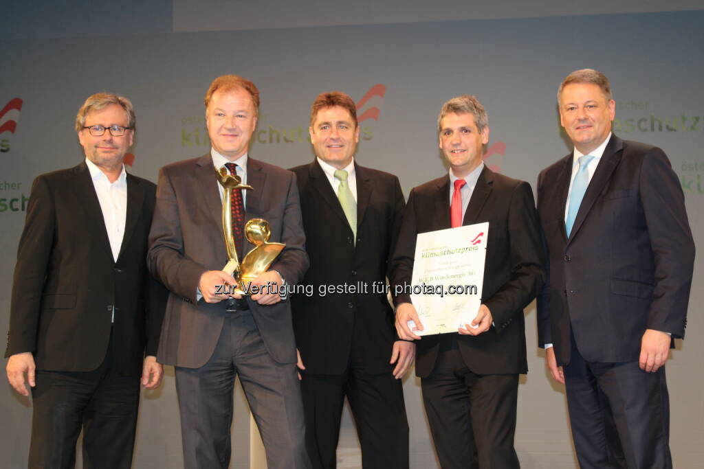 Alexander Wrabetz (ORF-Generaldirektor), Andreas Dangl (W.E.B-CEO), Frank Dumeier (W.E.B-COO), Michael Trcka (W.E.B-CFO), BM Andrä Rupprechter : Hohe Auszeichnung für die WEB Windenergie AG. Umweltminister Andrä Rupprechter und ORF-Generaldirektor Alexander Wrabetz überreichten am 9. 11. dem W.E.B-Vorstand den Klimaschutzpreis 2015 in der Kategorie „Unternehmen Energiewende“  : Fotocredit: WEB Windenergie AG/Simon, © Aussendung (10.11.2015) 