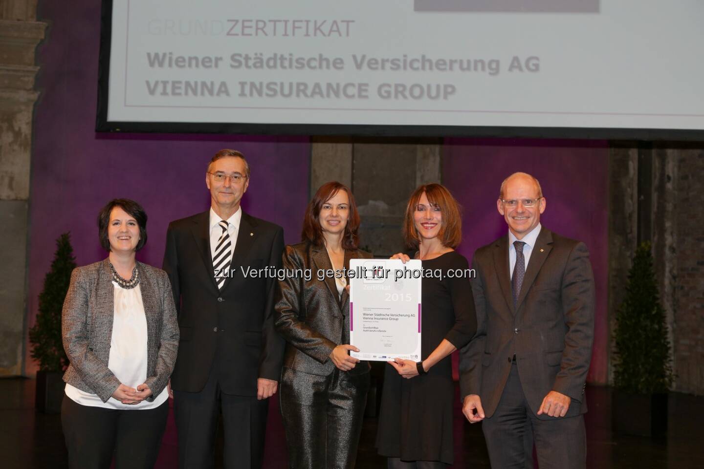 Astrid Limberger (Auditbeauftragte), Robert Bilek (Personalchef), Sophie Karmasin (Familienministerin), Marion Ribarits (Unternehmenskommunikation), Ralph Müller (Vorstandsdirektor) : Wiener Städtische Versicherung zum „familienfreundlichen Unternehmen” zertifiziert : Überreichung des Zertifikats an Vorstandsdirektor Ralph Müller durch Familienministerin Sophie Karmasin : Fotocredit: Richard Tanzer/Wiener Städtische