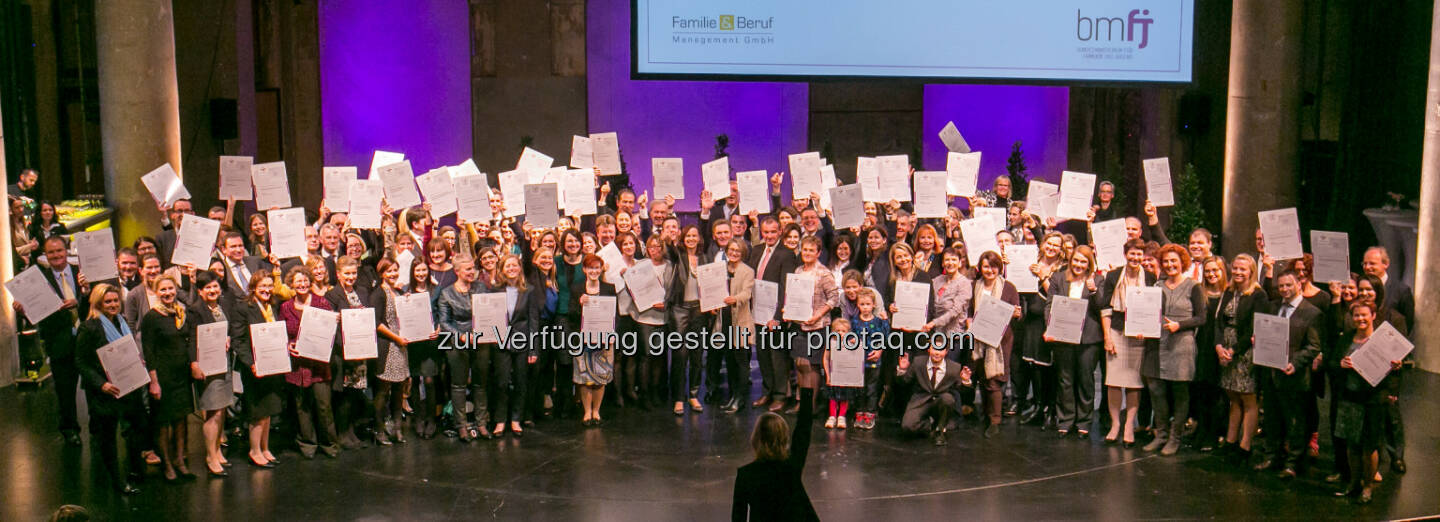 Gruppenfoto der Ausgezeichneten : Staatliches Gütezeichen für mehr Familienfreundlichkeit an 81 Arbeitgeber unterschiedlichster Branchen und Größen, Hochschulen & Gesundheits-/Pflegeinstitutionen aus ganz Österreich durch Familienministerin Karmasin verliehen : Fotocredit: Harald Schlossko