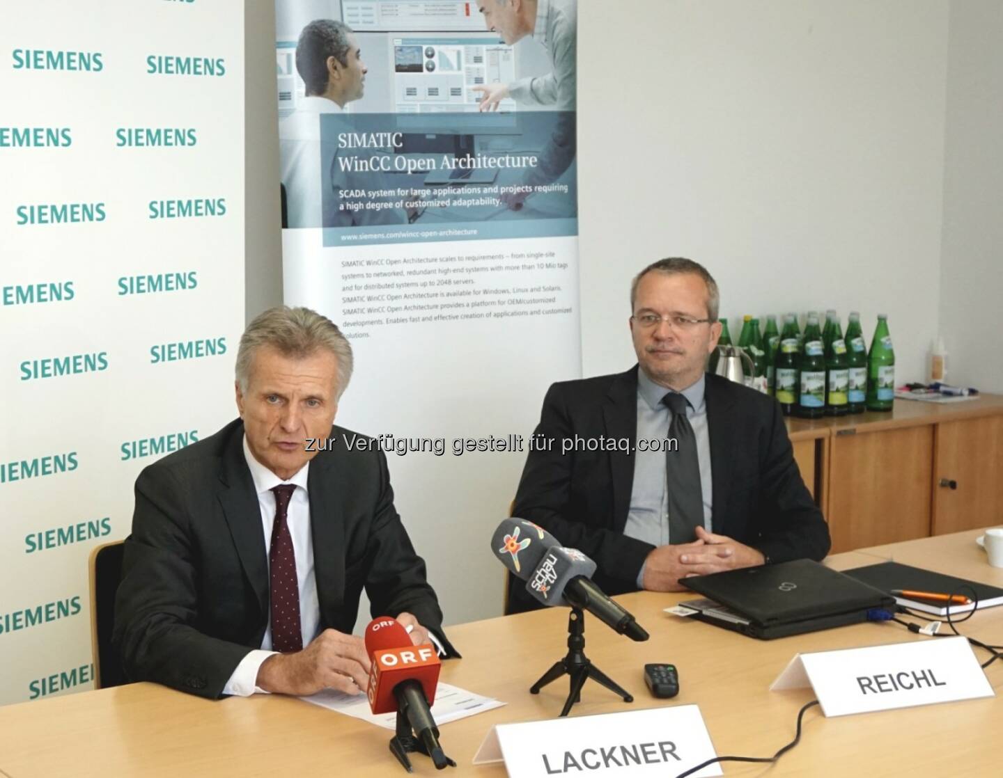 Gerhard Lackner (Leiter der Siemens Niederlassung in Eisenstadt), Bernhard Reichl (ETM Geschäftsführer): 50 Jahre Siemens im Burgenland – Heimische Kompetenz und lokale Wertschöpfung : Die Siemens AG Österreich zählt zu den führenden Technologieunternehmen des Landes und ist ein wichtiger heimischer Innovationsmotor, Wirtschaftsfaktor und Arbeitgeber. Der Standort in Eisenstadt wurde 1965 gegründet und verantwortet heute eine Geschäftstätigkeit, die sich über das gesamte Bundesland – vom Bezirk Neusiedl bis Jennersdorf – erstreckt : © Siemens