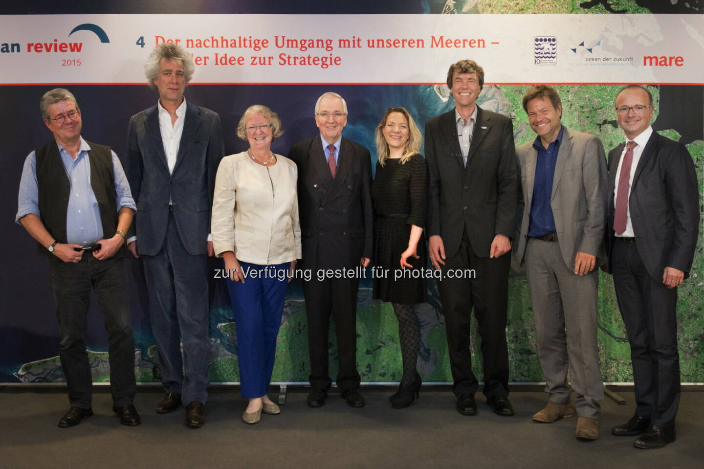 Konrad Ott (Umweltethiker), Nikolaus Gelpke (mare-Verleger), Gesine Meißner (EU-Politikerin), Klaus Töpfer (CDU, ehem. Exekutivdirektor des Umweltprogramms der Vereinten Nationen), Antje Boetius (Meeresbiologin), Martin Visbeck (Ozeanograph und Sprecher des Kieler Exzellenzclusters »Ozean der Zukunft«), Robert Habeck (Umweltminister Schleswig-Holstein), Karsten Schwanke (Moderator) : Launch des neuen World Ocean Review 4 : Die vierte Ausgabe des »World Ocean Review - Der nachhaltige Umgang mit unseren Meeren - von der Idee zur Strategie« wurde gestern Abend in der Landesvertretung Schleswig-Holstein in Berlin im Rahmen einer Abendveranstaltung mit Gästen aus Politik, Wirtschaft, Wissenschaft, Medien und Bildung vorgestellt : Fotocredit: obs/maribus gGmbH/Jan Windszus