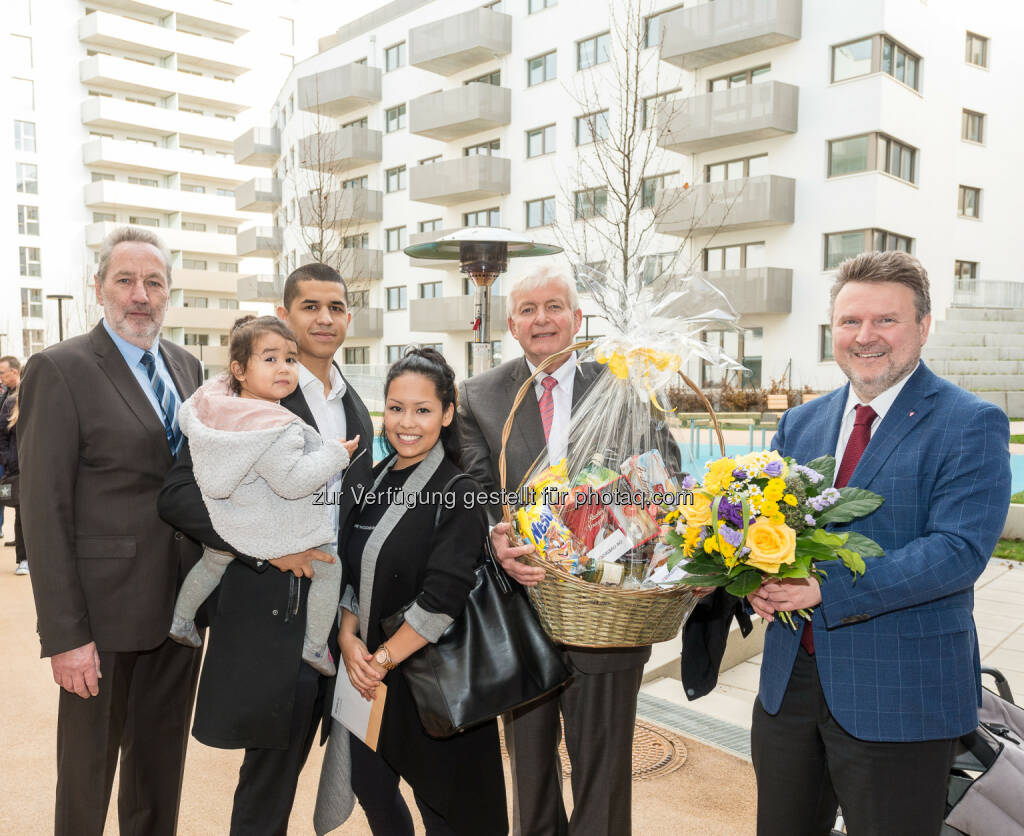 Josef Kaindl (BV-Stv.), Jungfamilie Kogelbauer, Wilhelm Zechner (Sozialbau-GDir,-Stellv.), Michael Ludwig (Wohnbaustadtrat), Übergabe der 50.000sten Wohnung : Sozialbau AG: Verwaltet nun 50.000 Wohnungen in Wien : Fotocredit: Vogus, © Aussender (12.11.2015) 