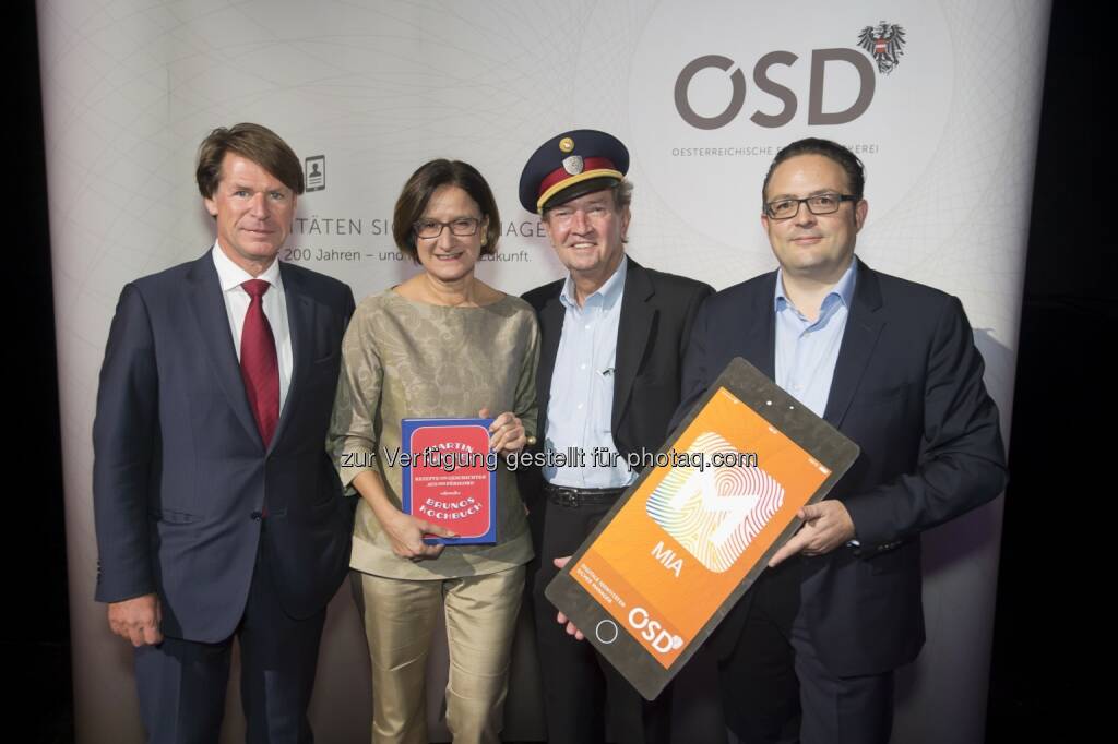 Robert Schächter (CEO OeSD Holding AG), Johanna Mikl-Leitner (Innenministerin), Martin Walker (Bestseller-Autor Germany 2064“), Lukas Praml (CEO OeSD GmbH) : Österreichische Staatsdruckerei präsentiert digitales Ausweissystem der Zukunft : Fotocredit: Österreichische Staatsdruckerei/APA-Fotoservice/Hörmandinger, © Aussender (12.11.2015) 