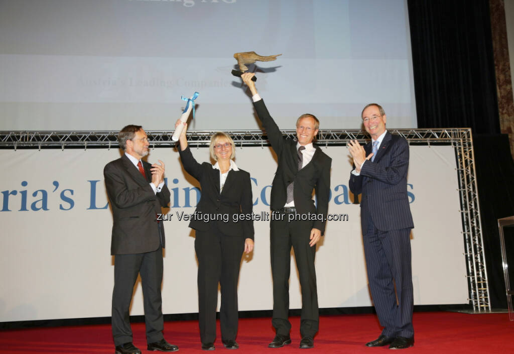 Österreichs bester Big Player 2012 (v.li.): PwC-Seniorpartner Friedrich Rödler, die Lenzing-Manager Stephanie Kniep und Wilhelm Feilmair sowie WKÖ-Präsident Christoph Leitl, © WirtschaftsBlatt (15.12.2012) 