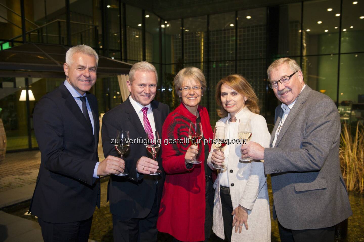 Musta Özdemir (GF Loisium Gruppe), Hubert Meisl (Bürgermeister Langenlois), Petra Bohuslav (Landesrätin für Wirtschaft, Tourismus und Sport), Susanne Kraus-Winkler (Geschäftsführende Gesellschafterin und Mitgründerin Loisium Gruppe), Gerhard Nidetzky (Betreiber der Loisium Hotelgruppe) : 10 Jahre Loisium Wine & Spa Resort Langenlois: Avantgarde meets Wine-Innovation : Ein außergewöhnliches Konzept feiert die ersten zehn erfolgreichen Jahre im Spitzenfeld der österreichischen Hotellerie: Feierliche Jahresfeier der Loisium Hotelgruppe : Fotocredit: Robert Herbst/Loisium