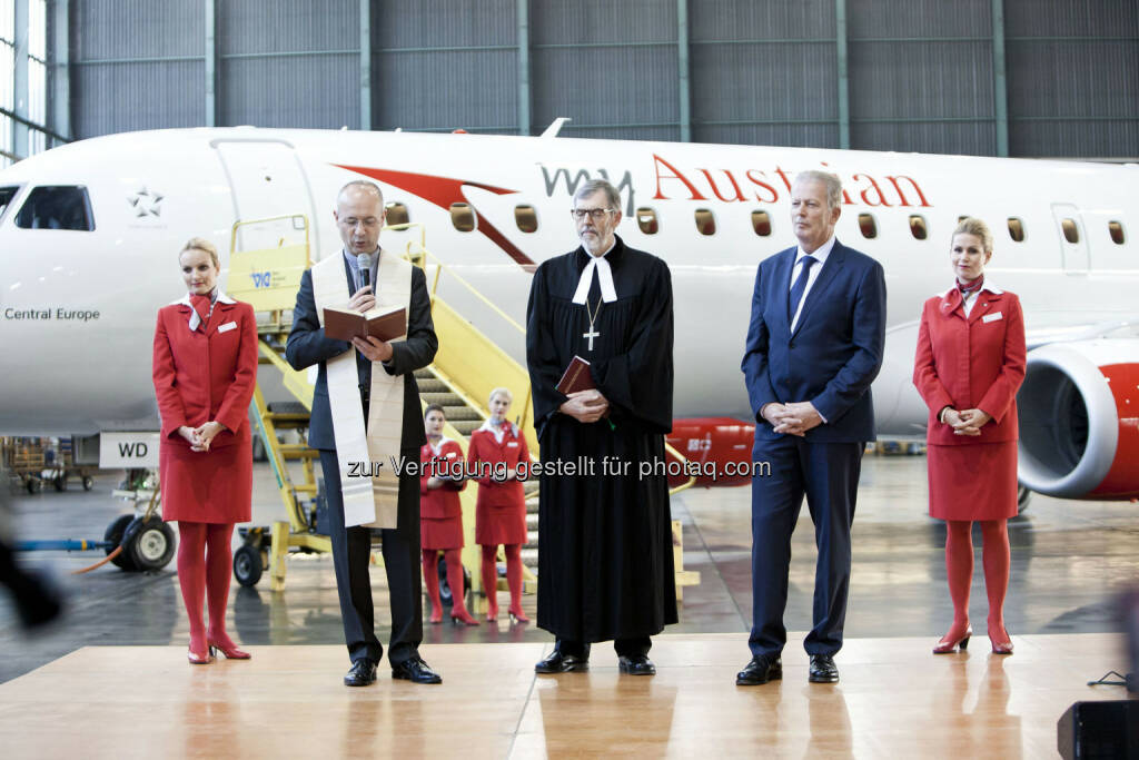 Toni Faber (Dompfarrer), Hansjörg Lein (Superintendent), Reinhold Mitterlehner (Wirtschaftsminister) : Flottenerneuerung: Taufe des OS Jet auf den Namen „Central Europe“ : Embraer-Jets ersetzen beginnend mit 2016 die Fokker-Flotte : Austrian Airlines investiert in 17 Jets mit einem Listenpreis von rund 900 Mio. USD : © Austrian Airlines – Michele Pauty, © Aussendung (13.11.2015) 