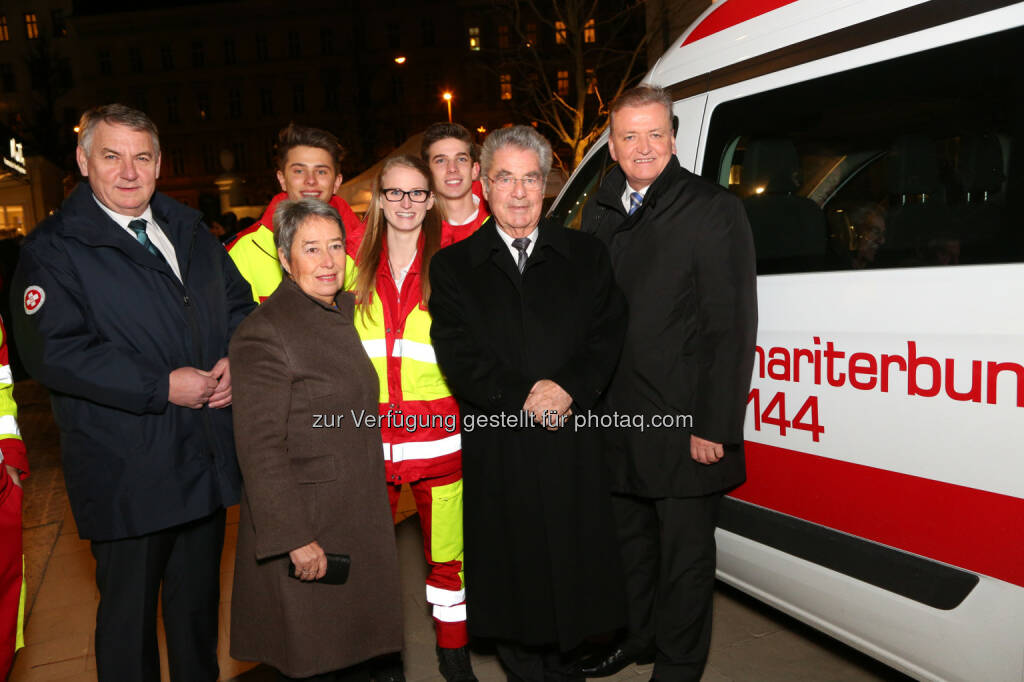 Reinhard Hundsmüller (Asbö-Bundesgeschäftsführer), Margit Fischer, Heinz Fischer (Bundespräsident), Franz Schnabl (Asbö-Präsident) mit SamariterInnen : Benefizkonzert zugunsten des Samariterbund-Nikolauszuges für rund 700 sozial benachteiligte Kinder : Fotocredit: Arbeiter-Samariter-Bund Österreichs/APA-Fotoservice/Schedl, © Aussender (16.11.2015) 