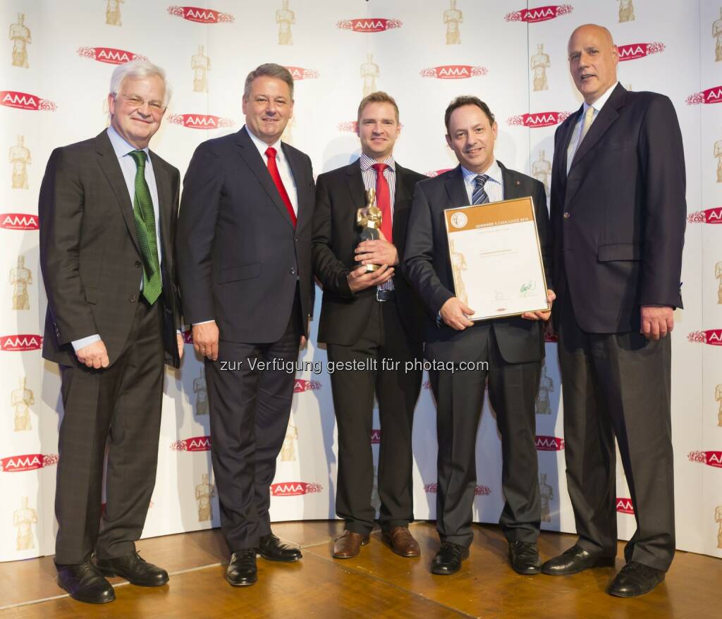 Richard Leutner, Vorstand Agrarmarkt Austria; BM Andrä Rupprechter; Hermann Gruber, Produktionsleiter Werk- Feldkirchen; Reinhard Rosenauer, Marketing Berglandmilch; Michael Blass, GF AMA-Marketing GesmbH : Beste Käseprodukte Österreichs wurden ausgezeichnet: 3 Käse-Kaiser 2016 für die Marken Schärdinger bzw. Tirol Milch : 
Berglandmilch wurde mit 3 goldenen Statuen für Schärdinger bzw. Tirol Milch Käsespezialitäten prämiert : Fotocredit: Agrarmarkt Austria Marketing GesmbH, © Aussendung (16.11.2015)