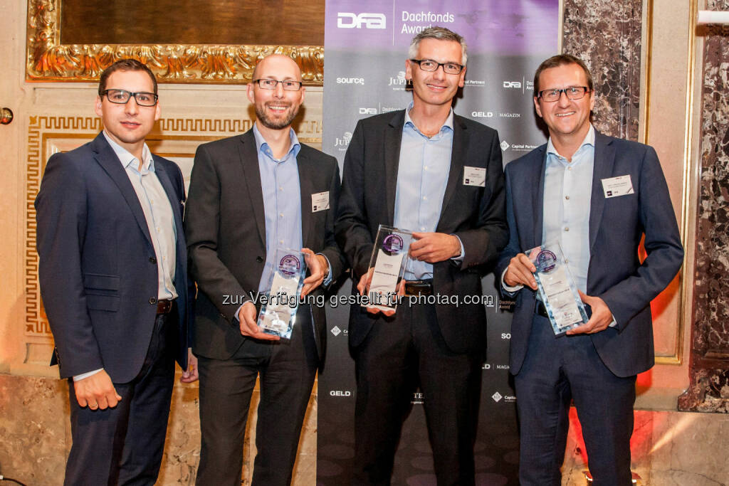 Asset Management Team der Zürcher Kantonalbank Österreich AG (Martin Zuber, Martin Gautsch, Gerald Schrei, Leiter Christian Nemeth) : Die Zürcher Kantonalbank Österreich AG wurde für ihren Dachfonds “Portfolio Selektion ZKB Oe” ausgezeichnet. Der Preis wird jährlich an in Österreich zum öffentlichen Vertrieb zugelassene Dachfonds mit den besten Rendite-Risiko-Verhältnissen vergeben : Fotocredit: ZKB Österreich AG, © Aussendung (16.11.2015)