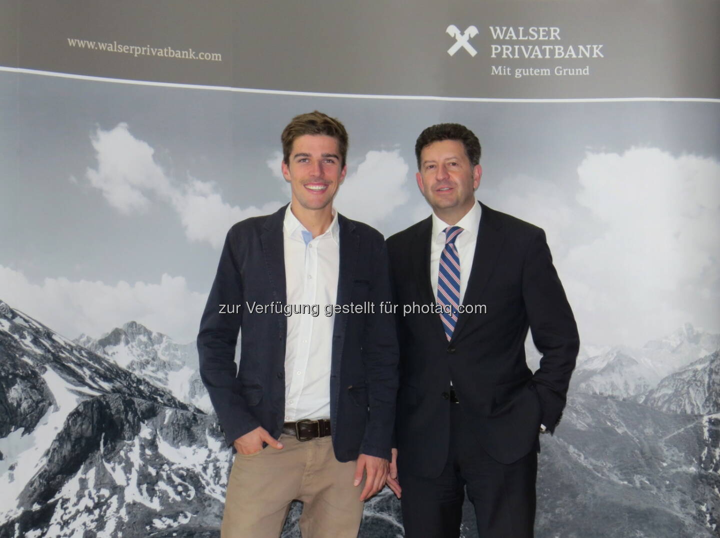 Johannes Rydzek, Markus Kalab (Leiter Marketing Walser Privatbank) : Doppel-Weltmeister der Nordischen Kombination Johannes Rydzek ist neues Testimonial der Walser Privatbank : Fotocredit: Walser Privatbank AG