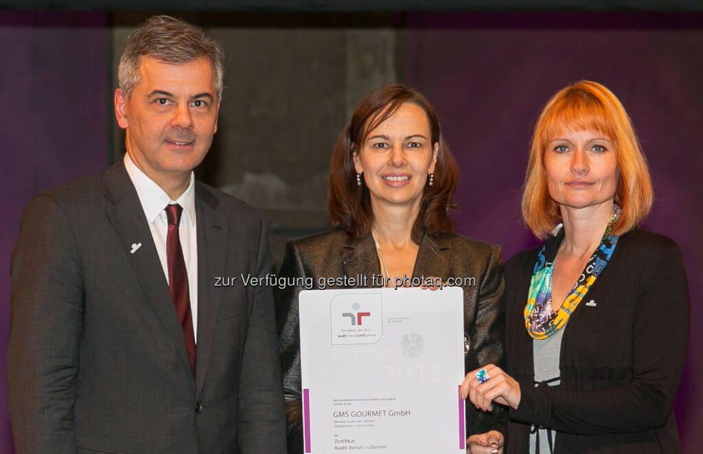 Johann Pinterits (GF Gourmet), Sophie Karmasin (Familienministerin), Renate Berg-Zelko (Frauen- und Familienbeauftragte bei Gourmet) : Familienministerin Karmasin zeichnet Gourmet für engagierte familienorientierte Personal- und Unternehmenspolitik mit staatlichem Gütezeichen für Familienfreundlichkeit aus : Fotocredit: Harald Schlossko, © Aussendung (16.11.2015) 